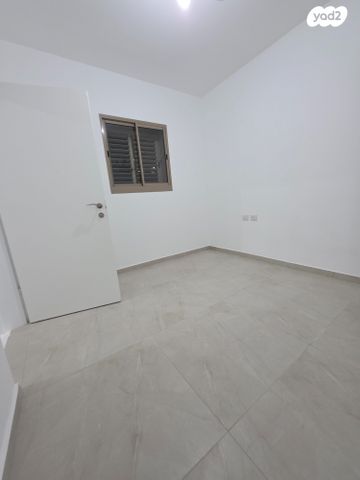 דירה, הנרקיסים, רכסים, רכסים