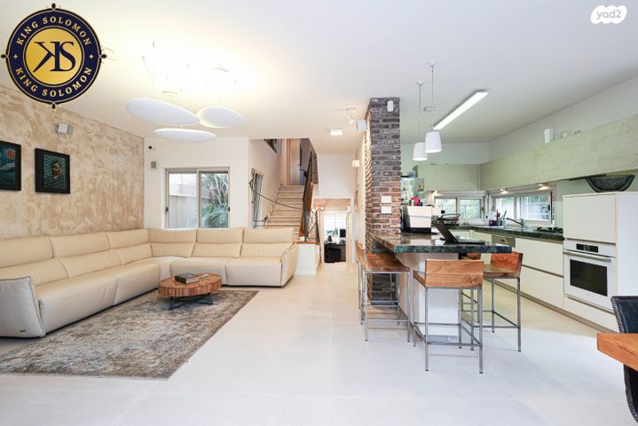 דו משפחתי, דוד דבורה, מגדל המים, קרית אונו