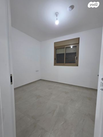 דירה, הנרקיסים, רכסים, רכסים