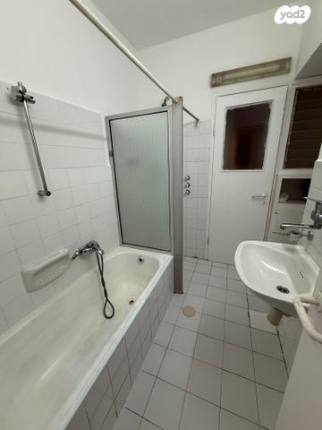 דירה, ד"ר אברהם אליהו הרכבי, תל חיים, תל אביב יפו