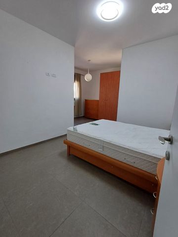 דירה, נעמי שמר, עכו