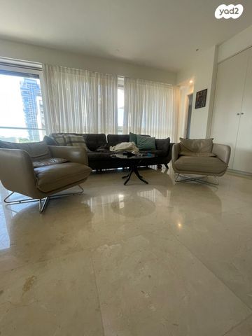 ניסים אלוני 21