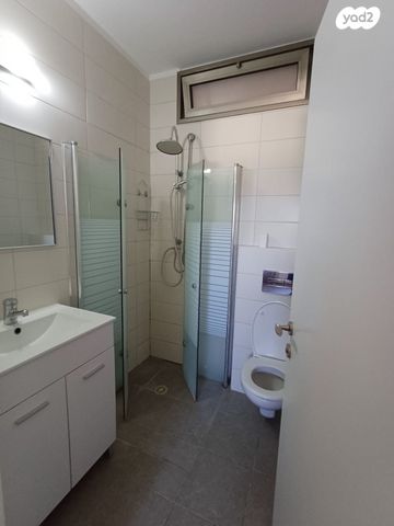 דירה, נעמי שמר, עכו