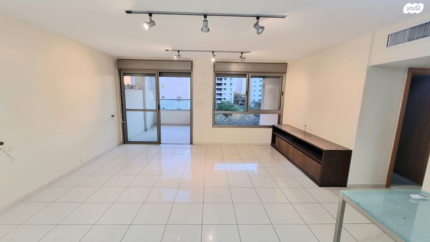 דירה, עמיחי פאגלין, אזורי חן, גימל החדשה, תל אביב יפו