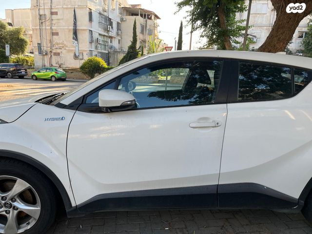 מודעת רכב טויוטה C-HR
