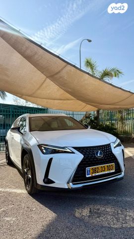 מודעת רכב לקסוס UX