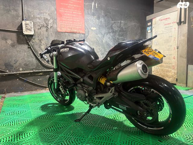 דוקאטי מונסטר 696