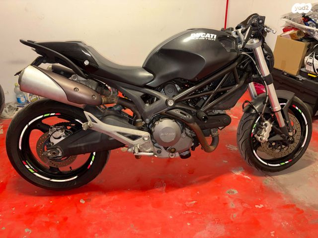 דוקאטי מונסטר 696