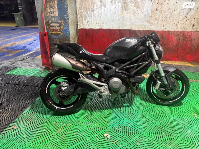 דוקאטי מונסטר 696