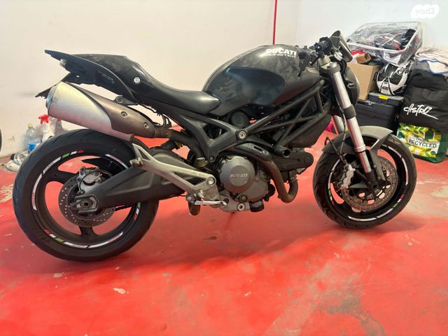 דוקאטי מונסטר 696