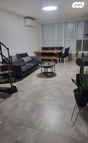 גג/ פנטהאוז, הנשיאים 5, כפר גנים א, פתח תקווה