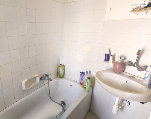 דירה, קהילת אונגוואר 806, רמות, ירושלים