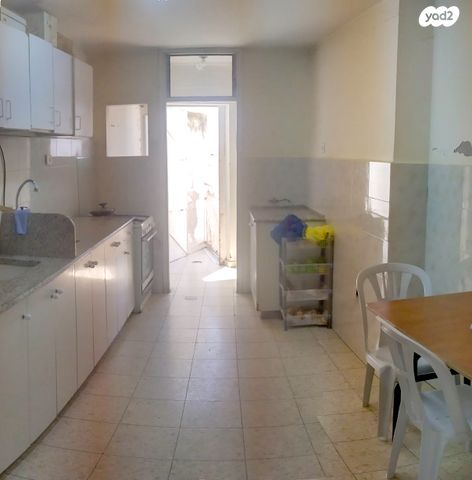 דירה, קהילת אונגוואר 806, רמות, ירושלים