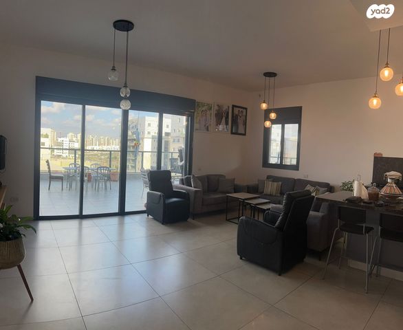 גג/ פנטהאוז, גרטרוד עליון 36, פסגות אפק, ראש העין