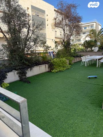 דירת גן, אחד העם 5, לסטר/רבוצקי, רעננה