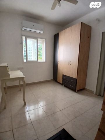 דירה, ההסתדרות 12, אושיות, רחובות