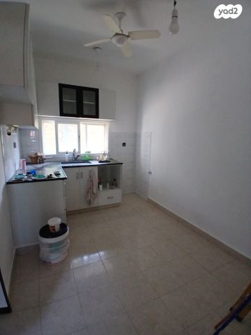 דירה, ההסתדרות 12, אושיות, רחובות