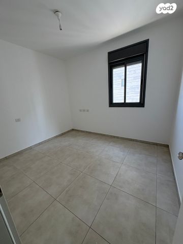 דירה, לאה גולדברג 8, חתני פרס ישראל, באר יעקב