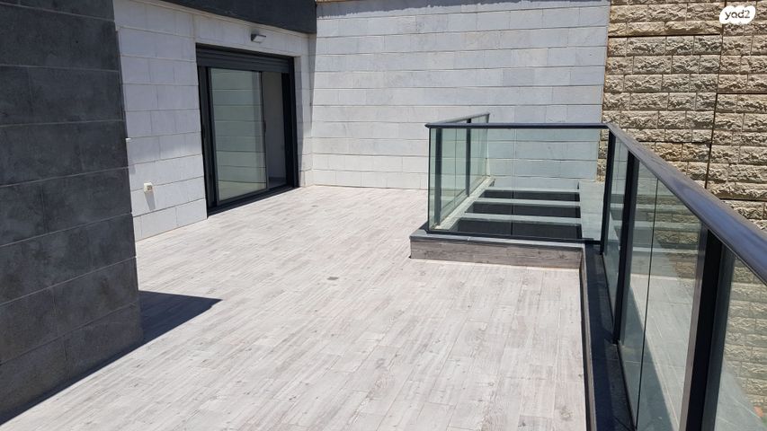 דירה, לוטם 19, הפרחים, חריש