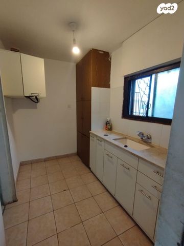 דירה, נפתלי אימבר 9, העיר התחתית, ואדי סאליב, חיפה