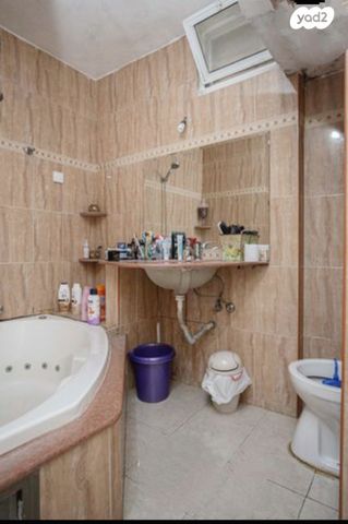 דירה, לוי אשכול 460, שכונה ותיקה - מרכז העיר, מעלות תרשיחא