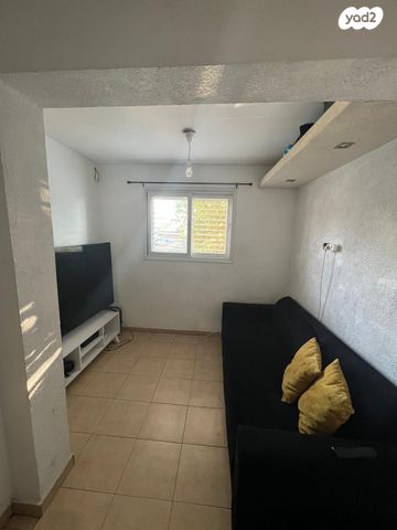 דירה, החבורה 12, אושיות, רחובות