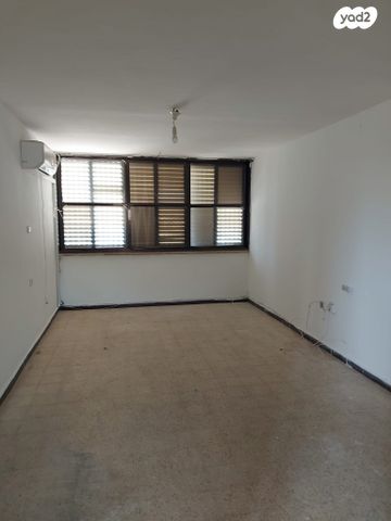 לאה גולדברג 3