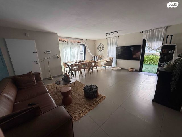 דירת גן, אחד העם 5, לסטר/רבוצקי, רעננה