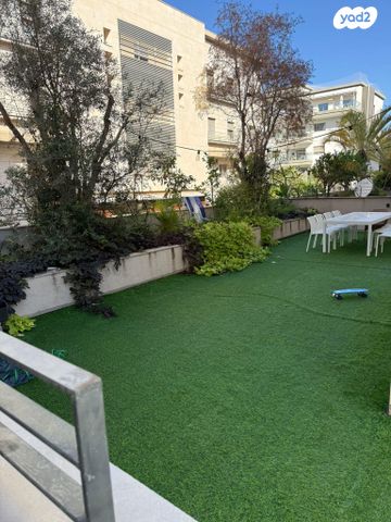 דירת גן, אחד העם 5, לסטר/רבוצקי, רעננה