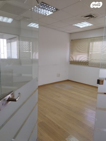 משרדים, טשרניחובסקי 24, הפרחים, כפר סבא