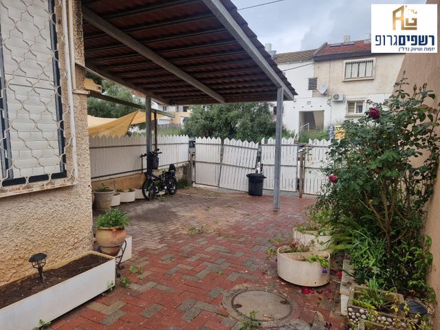 דירת גן, שיכוני מזרחי, כפר סבא