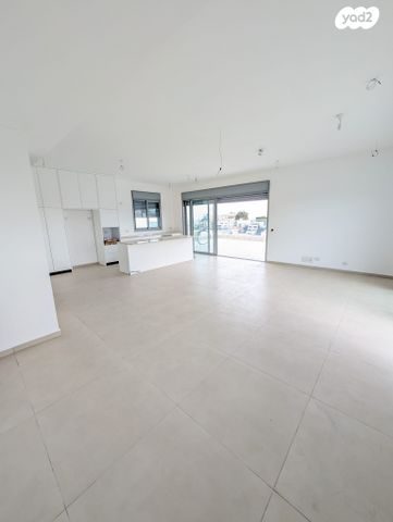 גג/ פנטהאוז, פועלי הרכבת, גבעתיים