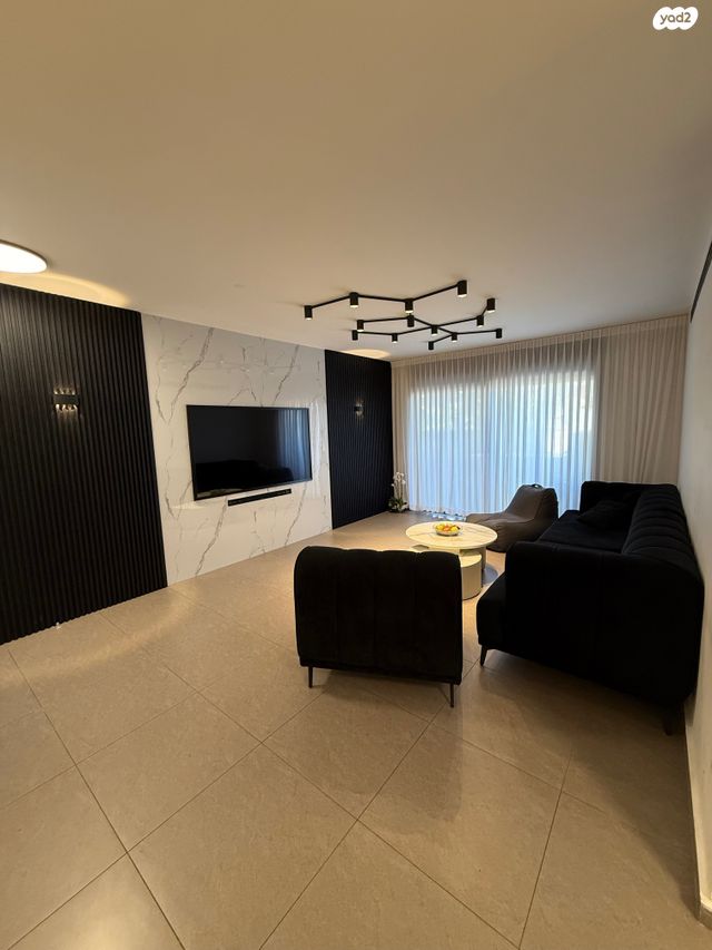 דירת גן, עוזי חיטמן, נאות שמיר, יבנה