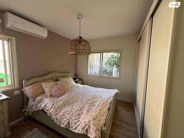 דו משפחתי, אלפי מנשה