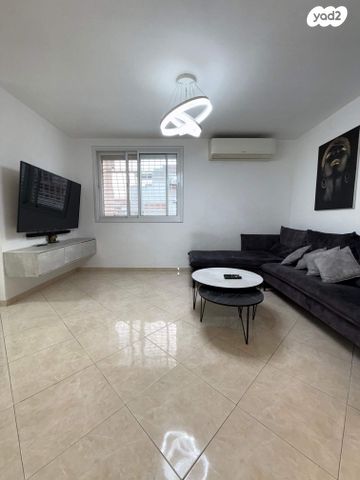 דירה, נאות הדרים (חבצלת הצעירה), קרית עקרון