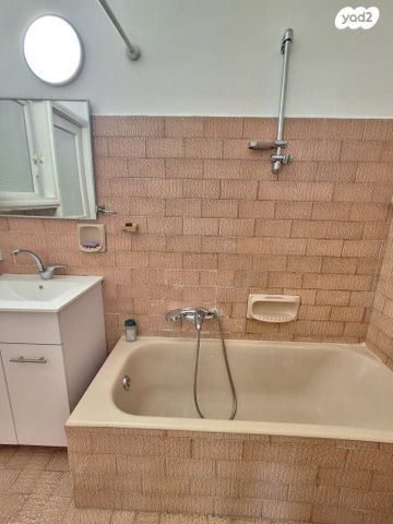 דירה, הדגנים, גבעת הרמבם, גבעתיים