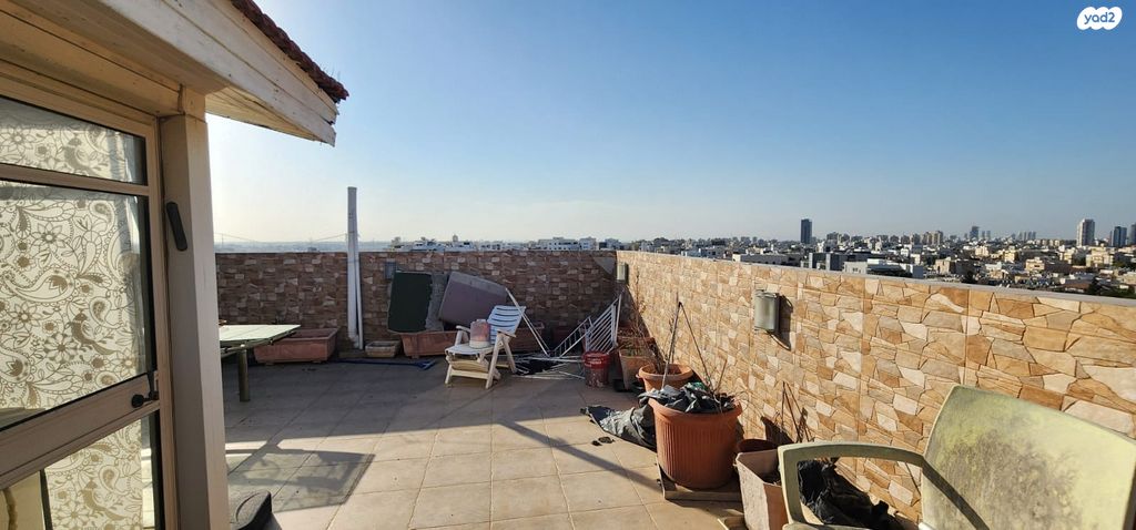 גג/ פנטהאוז, האחים אוסטשינסקי, ראשונים, ראשון לציון