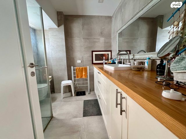 דירת גן, חוחית, אלפי מנשה