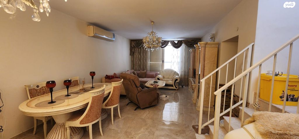 גג/ פנטהאוז, האחים אוסטשינסקי, ראשונים, ראשון לציון