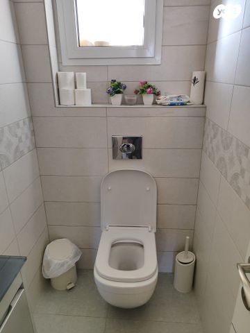 דופלקס, אדם - גבע בנימין