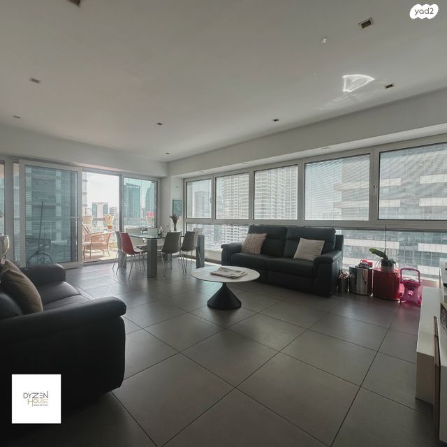 דירה, ניסים אלוני, צמרות איילון, פארק צמרת, תל אביב יפו