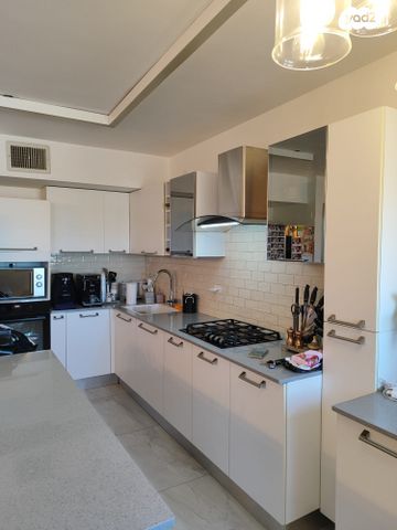 דופלקס, אדם - גבע בנימין