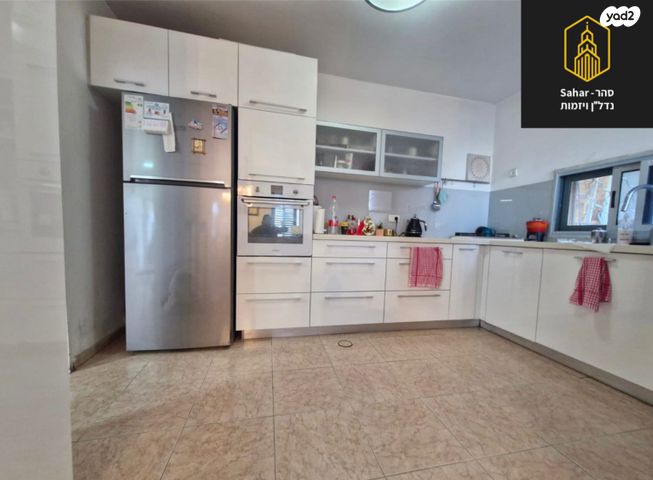 דו משפחתי, גלעד, אלפי מנשה