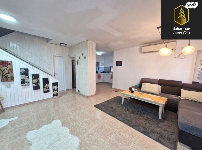 דו משפחתי, גלעד, אלפי מנשה