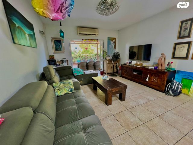 דירת גן, חוחית, אלפי מנשה