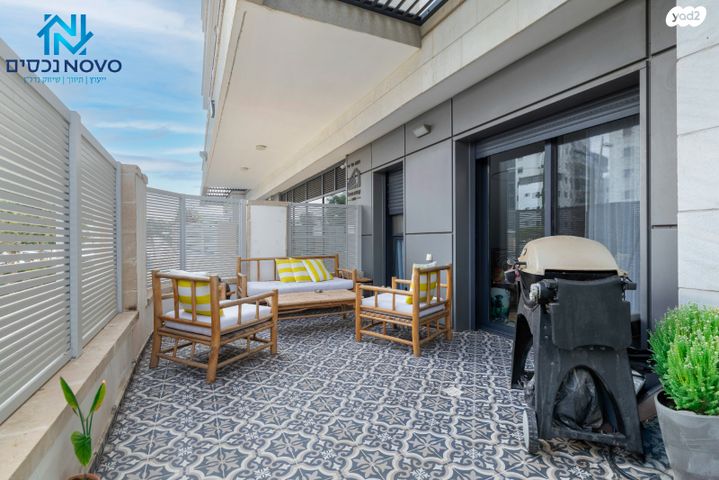 דירת גן, רחל המשוררת, יבנה