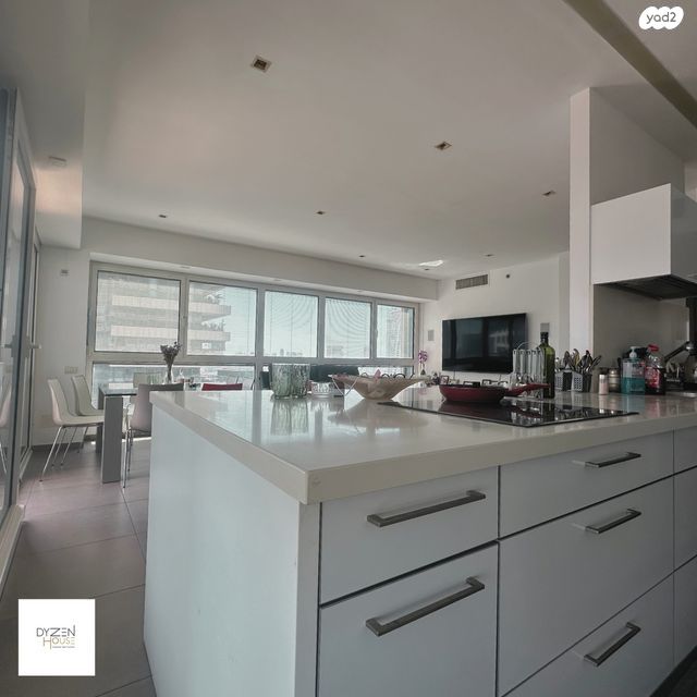 דירה, ניסים אלוני, צמרות איילון, פארק צמרת, תל אביב יפו