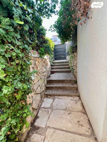 דירת גן, חוחית, אלפי מנשה