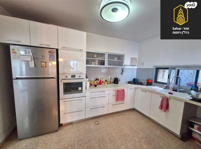 דו משפחתי, גלעד, אלפי מנשה