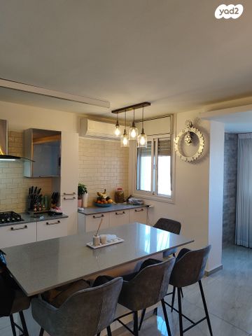 דופלקס, אדם - גבע בנימין